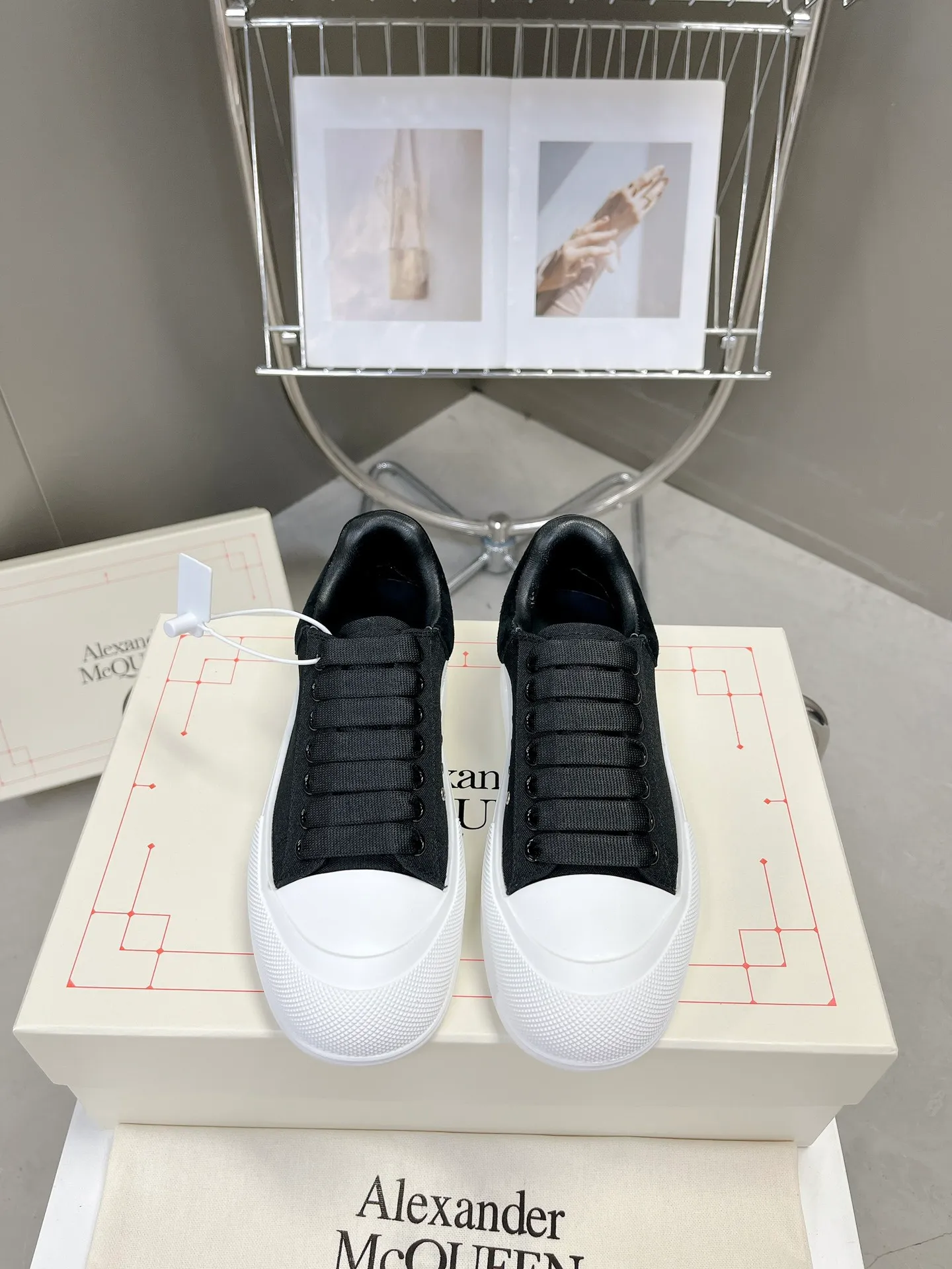 👟👟Ex-factory price 540👟👟 McQueen couple shoes, the latest Milan Fashion Week T-stage show debut in early spring and summer, unique and personalized design, super classy upper foot, round toe design allows the toes to be completely released. I spent a lot of money to buy multiple pairs of originals and dismantled them to make replicas. Many stars: Guli Nazha, Wu Lei, and Internet celebrity bloggers endorsed it, Xiaohongshu became a hit, and the counters were sold out! Fabric: Specially crafted cotton canvas/imported sheepskin, sheepskin lining, cowhide feet. Size: 35-44# (GL)